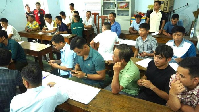 Học viên làm quen với AI để sử dụng...