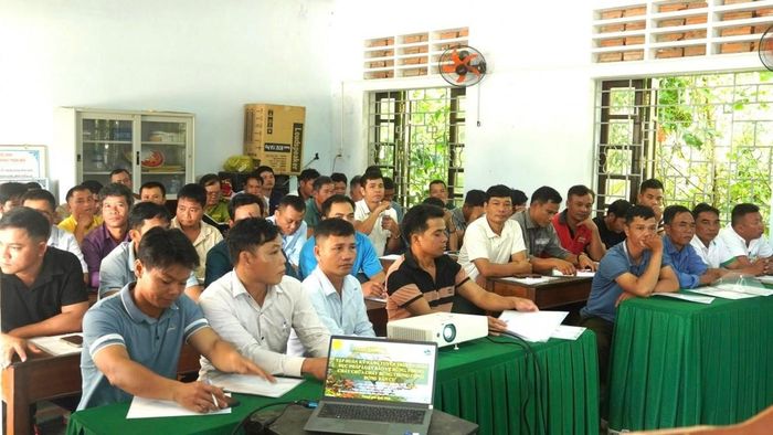 ...các hộ nhận khoán bảo vệ rừng tham gia lớp tập huấn