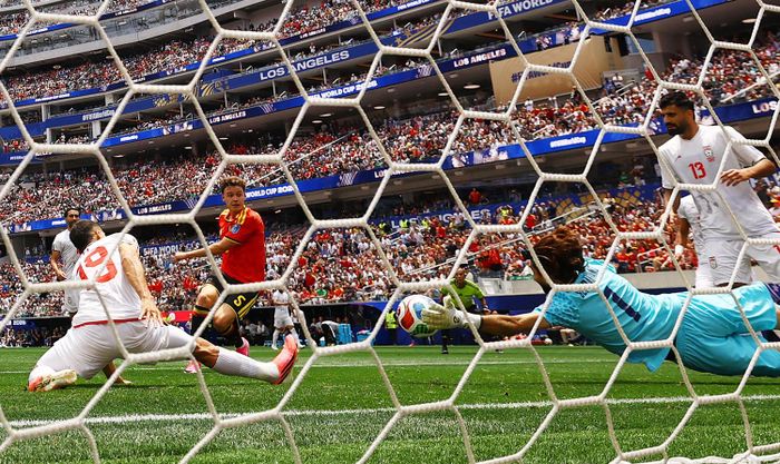 Beiranvand cứu thua xuất sắc. (Ảnh: Reuters)
