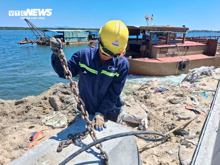Gần 1 tháng nay, đơn vị thi công đã bắt tay triển khai những hạng mục đầu tiên của dự án. Theo hồ sơ thiết kế, tuyến kè cơ bản bám theo đường đỉnh kè hiện trạng, được phân thành hai đoạn với tổng chiều dài tuyến dự kiến khoảng 1.475m. 