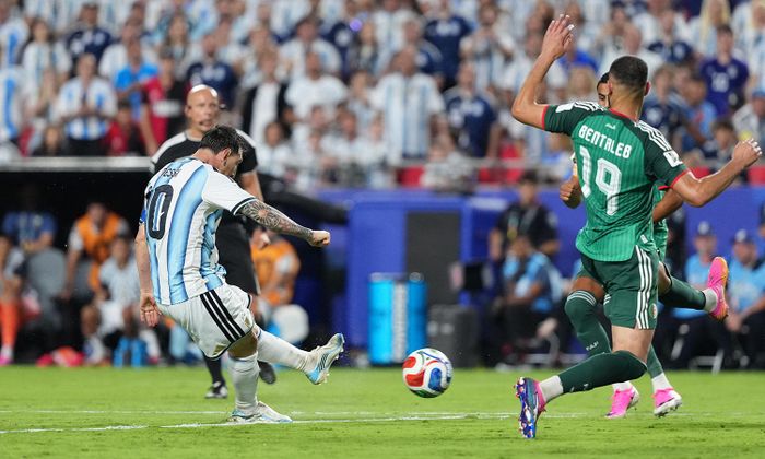 Argentina đánh bại Algeria với tỷ số 3-0, Messi lập cú hattrick. (Ảnh: Reuters)