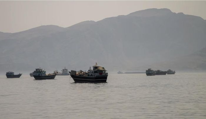 Tàu thuyền đang neo đậu tại eo biển Hormuz. (Ảnh: Reuters)
