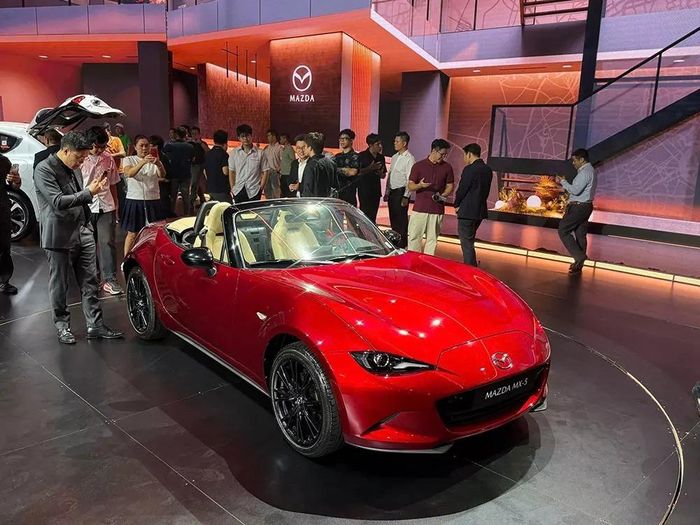 Mazda MX-5 chính thức bán tại Việt Nam, giá từ 1,339 tỷ đồng.