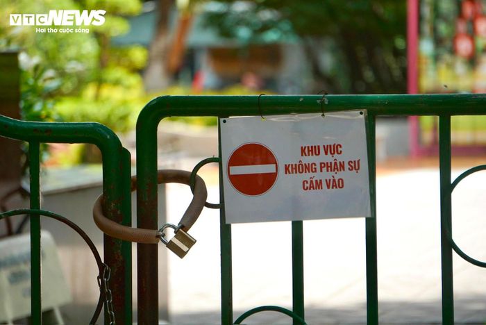 Theo Trung tâm Cung ứng và Dịch vụ công phường Hòa Hưng, việc dựng rào chắn được thực hiện theo kế hoạch phục vụ công tác khảo sát, thăm dò và tìm kiếm hài cốt liệt sĩ của Ban Chỉ đạo 515 TP.HCM.