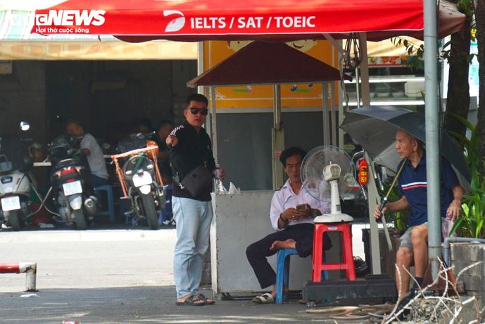 Do một phần diện tích công viên tạm đóng, khi có người dân tìm đến, bảo vệ sẽ hướng dẫn vào những khu vực được phép.