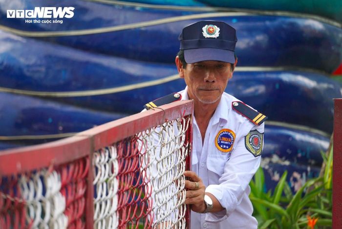 Ông Đông, bảo vệ Công viên Lê Thị Riêng cho biết, việc hạn chế người dân tiếp cận chỉ áp dụng trong phạm vi khảo sát. Các tuyến đường dạo bộ, khu vui chơi trẻ em, nhà sách, điểm thể dục thể thao và nhiều không gian sinh hoạt công cộng khác vẫn mở cửa phục vụ người dân.