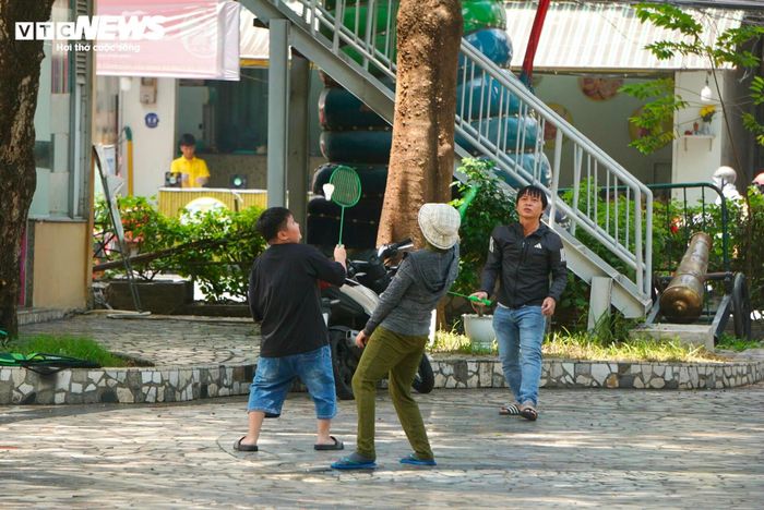 Một gia đình chuyển sang khu vực Công viên Thỏ Trắng, cùng đánh cầu lông vào cuối tuần.