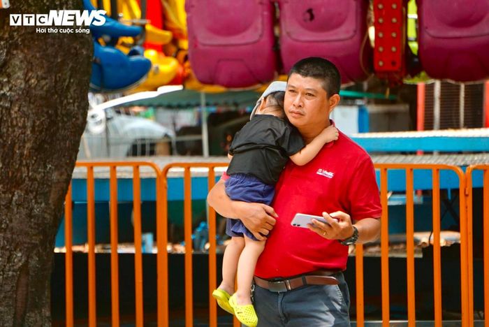 Anh Nguyễn Tuấn Hùng (ngụ phường Hòa Hưng) cho biết, gia đình thường đưa con đến khu vực hồ nước và quảng trường của Công viên Lê Thị Riêng vào cuối tuần. Tuy nhiên, do một số khu vực đã được dựng rào chắn nên lần này gia đình anh chuyển sang Công viên Thỏ Trắng. "Người dân ai cũng ủng hộ và mong rằng công tác phục vụ tìm kiếm hài cốt các anh hùng, liệt sĩ ở công viên được thuận lợi nhất", anh Hùng nói. 
