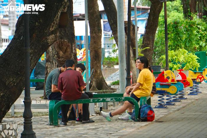 Công viên Thỏ Trắng vì vậy đông đúc hơn so với thường ngày.