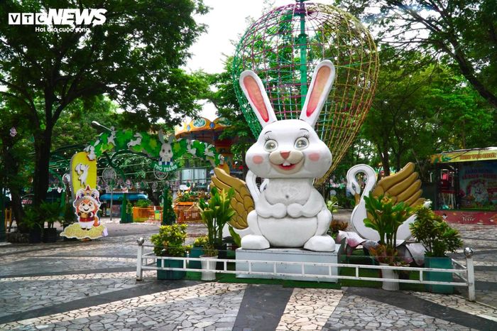 Ngoài điểm câu cá giải trí, phần lớn người dân chọn qua Công viên Thỏ Trắng (thường mở cửa buổi tối, nằm trong Công viên Lê Thị Riêng) để vui chơi, thể dục thể thao.