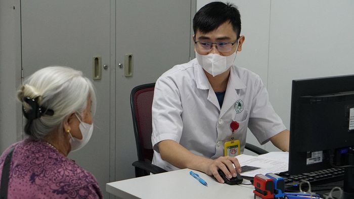 Bác sĩ tư vấn cho bệnh nhân.