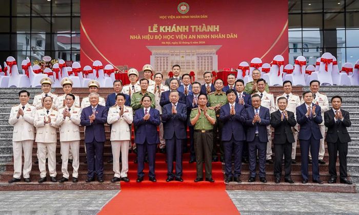 Tổng Bí thư, Chủ tịch nước Tô Lâm và các đại biểu chụp ảnh lưu niệm tại công trình Nhà hiệu bộ Học viện An ninh Nhân dân. (Ảnh: CAND)