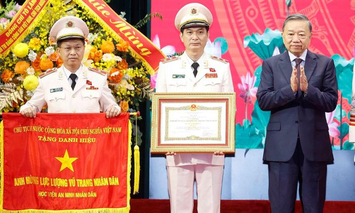 Tổng Bí thư, Chủ tịch nước Tô Lâm trao Danh hiệu Anh hùng Lực lượng Vũ trang Nhân dân tặng Học viện An ninh Nhân dân. (Ảnh: TTXVN)