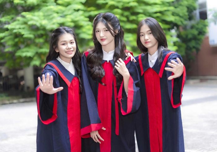 Phương Thảo (giữa) cho biết áp lực lớn nhất là phải đồng thời đạt kết quả cao ở cả môn chuyên và ba môn chung để thực hiện mục tiêu đỗ lớp chuyên Sử của Trường THPT Chuyên Hà Nội - Amsterdam.