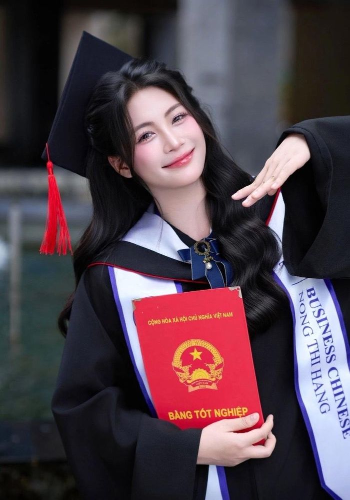 Sinh năm 2002 tại Tuyên Quang, Nông Thị Hằng là người dân tộc Tày. Cô từng giành danh hiệu Á khôi 1 cuộc thi Hoa khôi Áo dài Việt Nam 2024. Người đẹp tốt nghiệp Đại học Thương mại và hiện hoạt động trong lĩnh vực người mẫu ảnh.