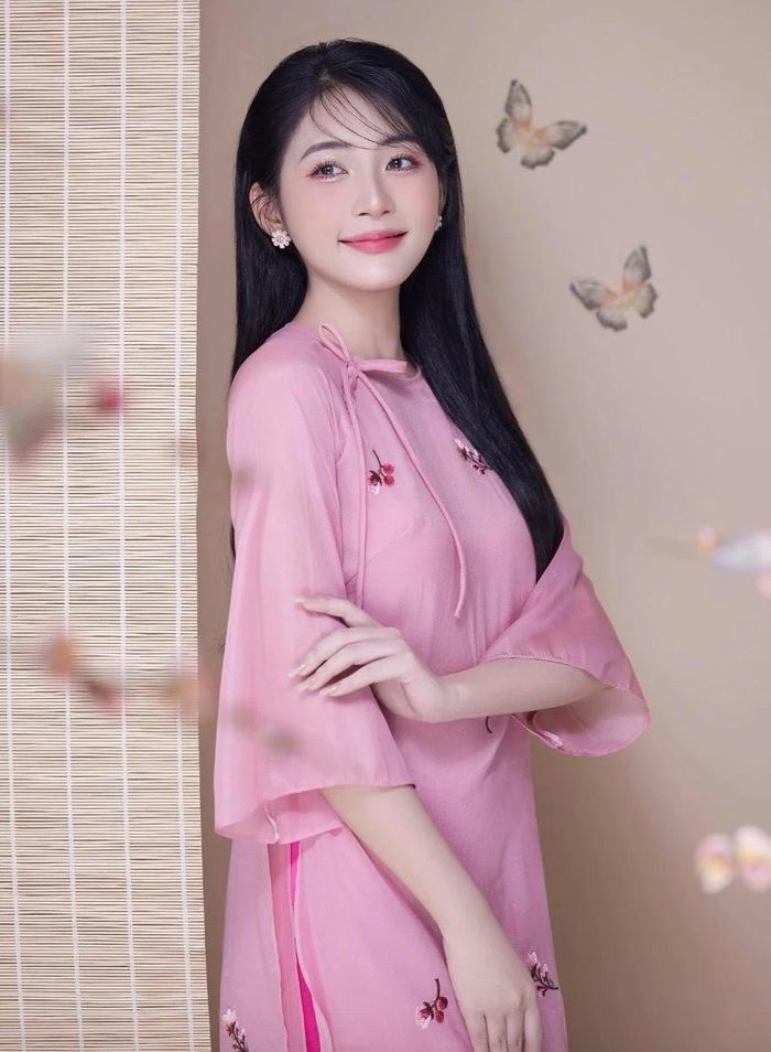 Nhờ ngoại hình nổi bật cùng chiều cao 1m68, cô nhận được theo dõi gần 500 nghìn người trên mạng xã hội. 