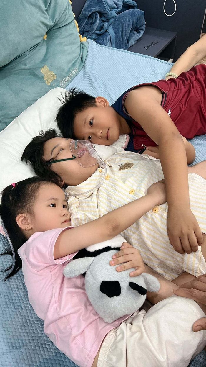 Chị Mai chụp ảnh cùng hai con. (Ảnh: NVCC)