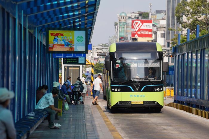 Hệ thống bến bãi, nhà chờ xe buýt được đầu tư hiện đại ở TP.HCM.