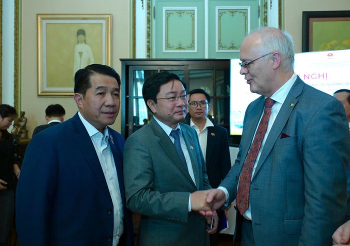 Bí thư Tỉnh ủy Tây Ninh Nguyễn Văn Quyết trao đổi với doanh nghiệp tại Vương quốc Bỉ.