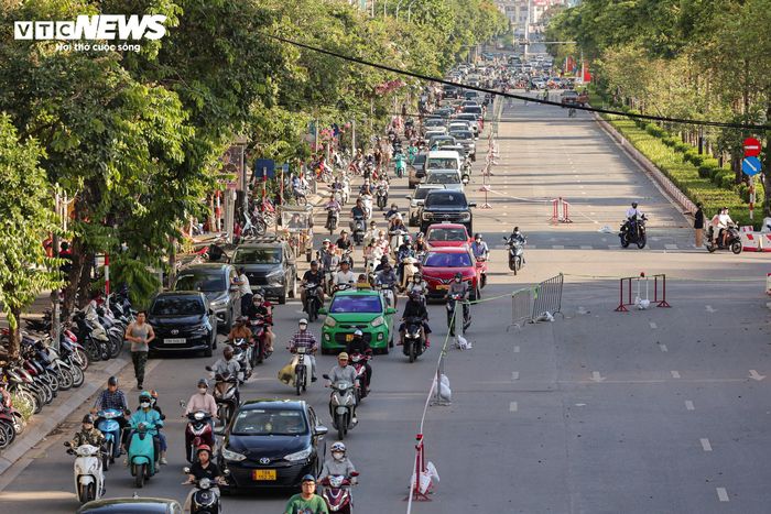 Trước khi triển khai rào chắn chính thức, Ban Quản lý đường sắt đô thị Hà Nội (MRB) phối hợp với các đơn vị chức năng tổ chức rào thử và vận hành thử trong 3 ngày. Việc này nhằm đánh giá tác động thực tế, theo dõi lưu lượng phương tiện để kịp thời điều chỉnh phương án phân luồng, bảo đảm an toàn và hạn chế ảnh hưởng đến hoạt động giao thông trong khu vực.