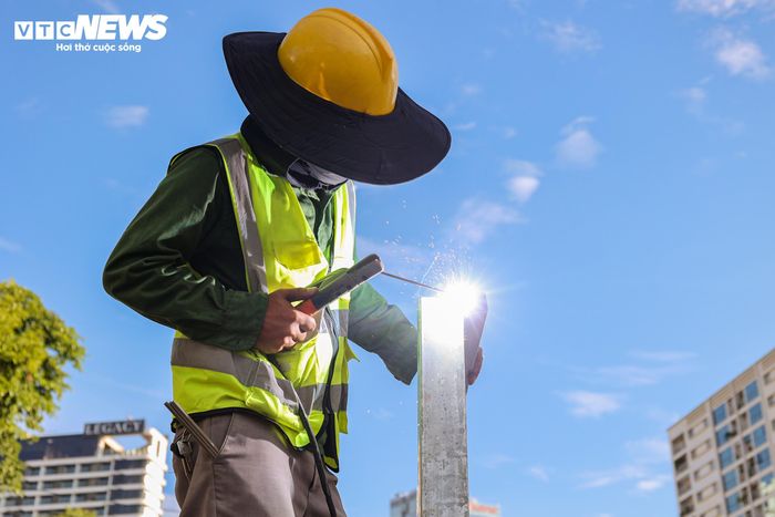 Theo ghi nhận của phóng viên Báo Điện tử VTC News, tại khu vực đường Văn Cao, công nhân đang tất bật thi công, lắp đặt hệ thống rào chắn để phục vụ dự án Metro số 5 theo kế hoạch.