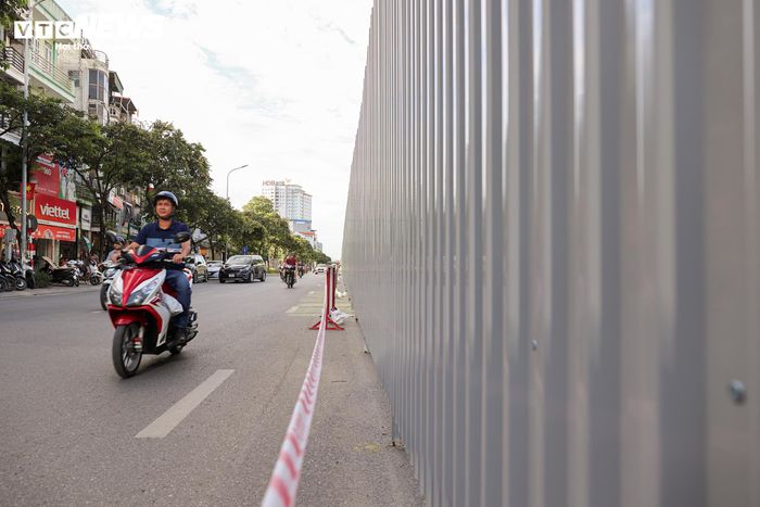 Để giảm thiểu ảnh hưởng đến giao thông đô thị, các phương tiện phục vụ thi công chỉ được phép ra vào công trường trong khung giờ từ 22h đến 5h hôm sau. Những trường hợp hoạt động ngoài thời gian này phải được cơ quan có thẩm quyền chấp thuận.
