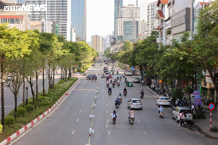 Tuyến Metro số 5 có chiều dài gần 40km, kết nối khu vực trung tâm Hà Nội với đô thị Hòa Lạc. Dự án có tổng mức đầu tư hơn 72.000 tỷ đồng và được kỳ vọng sẽ góp phần giảm áp lực giao thông, tăng khả năng kết nối giữa khu vực nội đô với phía Tây Thủ đô.