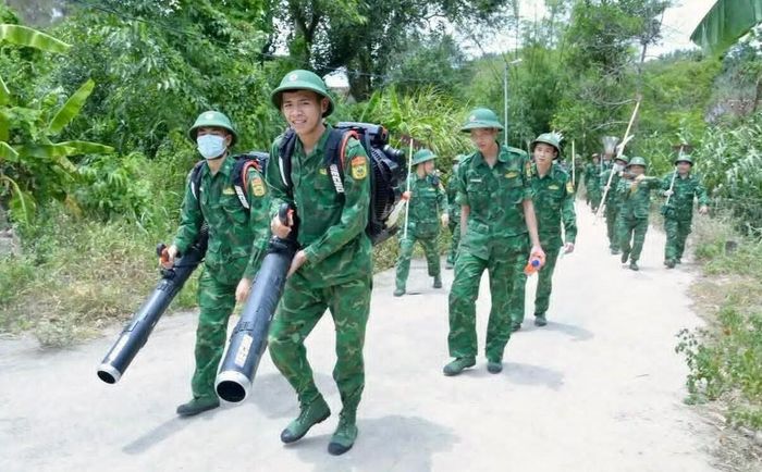 Quân đội được huy động đến hiện trường để chữa cháy.