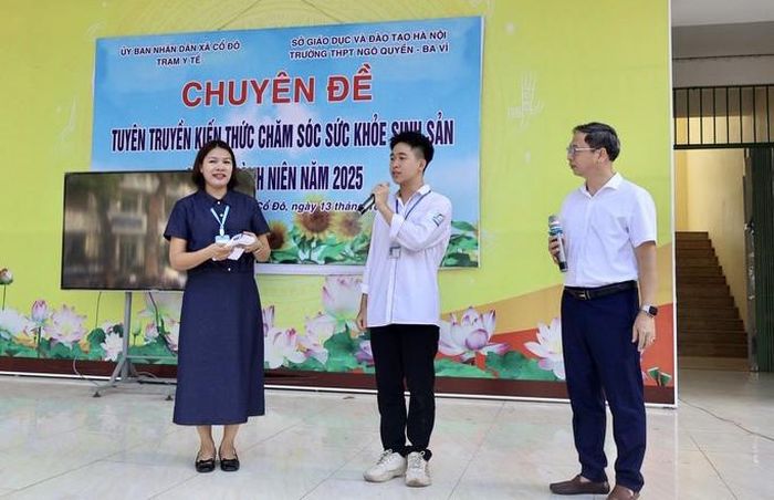 Tuyên truyền nâng cao nhận thức và trang bị kiến thức về chăm sóc sức khỏe sinh sản cho học sinh Trường Trung học phổ thông Ngô Quyền - Ba Vì (xã Cổ Đô). Ảnh: Thắng Đạt