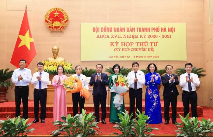 Bí thư Thành ủy Hà Nội Trần Đức Thắng chúc mừng Thường trực HĐND và UBND thành phố Hà Nội tổ chức, thực hiện, hoàn thành các nội dung kỳ họp. Ảnh: Thành Thái