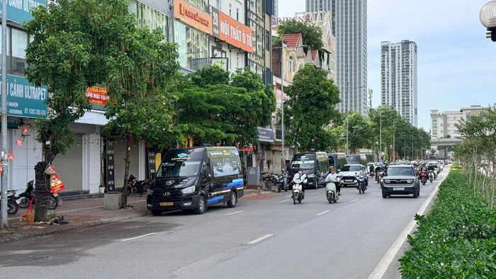 Khu vực trước Văn phòng giao dịch X.E Việt Nam thường xuyên xuất hiện nhiều xe Limousine tập kết. Ảnh: Trọng Nguyễn