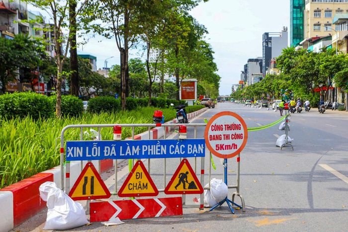 Giao thông trên tuyến cơ bản vẫn được duy trì theo hiện trạng, song sẽ bổ sung biển báo hạn chế tốc độ 40km/h, biển cấm dừng, cấm đỗ trong khu vực rào chắn nhằm bảo đảm an toàn cho các phương tiện lưu thông. Ảnh: Duy Khánh