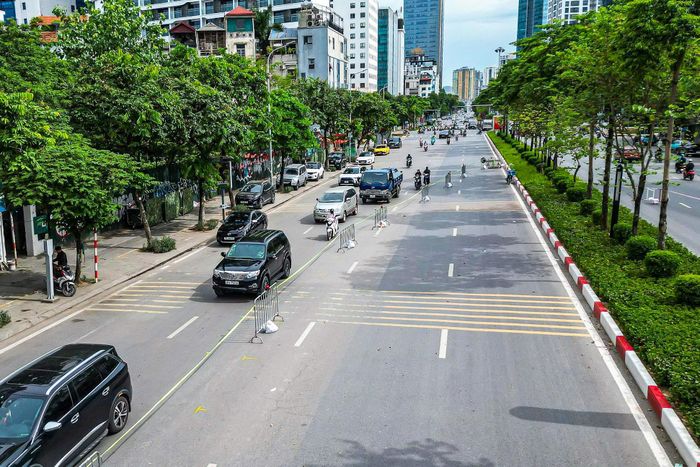 Sau khi tổ chức lại mặt bằng giao thông, hướng đi Nguyễn Chí Thanh còn khoảng 10,25m mặt đường với 3 làn xe, trong khi chiều hướng về Hồ Tây còn khoảng 7m mặt đường với 2 làn xe. Ảnh: Duy Khánh