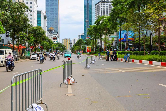 Theo Ban Quản lý đường sắt đô thị Hà Nội (MRB), trước khi triển khai rào chắn chính thức, đơn vị phối hợp với các cơ quan chức năng tổ chức rào thử và vận hành thử trong thời gian 3 ngày nhằm quan trắc, đánh giá thực tế và kịp thời điều chỉnh phương án phân luồng giao thông. Ảnh: Duy Khánh