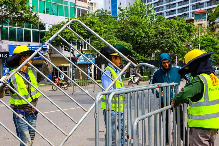 Để tạo thuận lợi cho người dân, các đơn vị chức năng cũng bố trí thêm những điểm quay đầu xe trước khu vực thi công, đáp ứng nhu cầu di chuyển theo hướng Liễu Giai và các tuyến lân cận. Hệ thống rào tôn, barie, cọc tiêu, biển báo, đèn cảnh báo và chiếu sáng tạm thời được lắp đặt đầy đủ trong suốt quá trình thi công. Ảnh: Duy Khánh