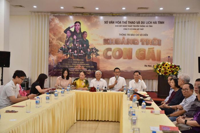 Thông tin báo chí về vở kịch hát dân ca "Khoảng trời con gái". Ảnh: Hoàng Lân.