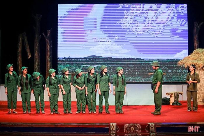 Vở kịch "Khoảng trời con gái" từng được công diễn vào năm 2018. Hiện nay, vở diễn đã được làm mới và chuyển thể sang loại hình kịch - hát dân ca ví dặm. Ảnh: Báo Hà Tĩnh.