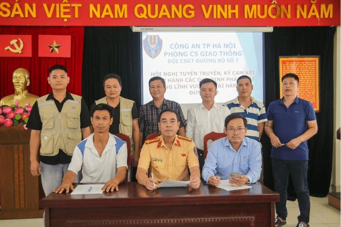 Đại diện các doanh nghiệp, lái xe vận tải ký cam kết bảo đảm trật tự an toàn giao thông. Ảnh: PV