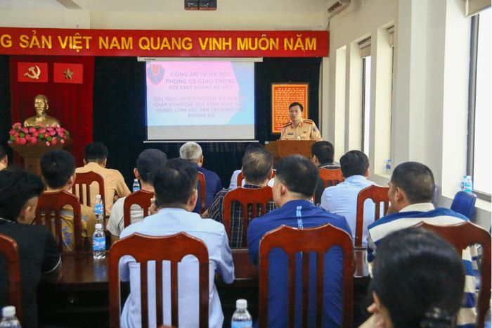 Lực lượng cảnh sát giao thông tổ chức hội nghị tuyên truyền, ký cam kết chấp hành các quy định về trật tự, an toàn giao thông đến doanh nghiệp, hộ kinh doanh và lái xe vận tải hàng hóa trên địa bàn. Ảnh: PV