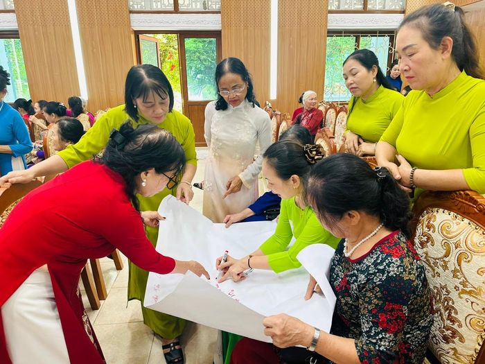 Hội viên phụ nữ thực hành kỹ năng quản lý chi tiêu và tiết kiệm thông minh trong thời đại số. Ảnh: Bảo Lâm