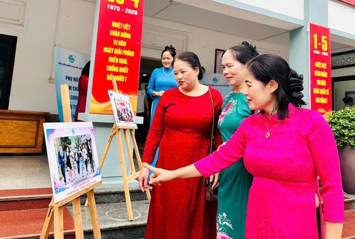 Các đại biểu tham quan triển lãm ảnh về gia đình của xã Thư Lâm. Ảnh: Bảo Lâm