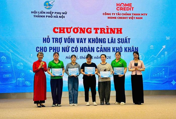 Ban tổ chức trao nguồn vốn hỗ trợ không lãi suất cho 5 hội viên phụ nữ có hoàn cảnh khó khăn tại xã Thư Lâm. Ảnh: Bảo Lâm