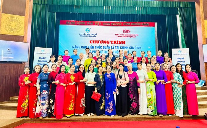 Các đại biểu cùng các gia đình tiêu biểu tham dự chương trình. Ảnh: Bảo Lâm