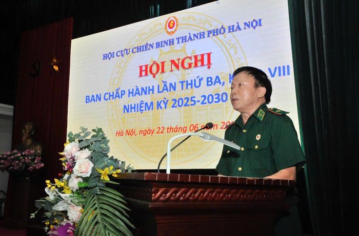 Thiếu tướng Lê Như Đức, Ủy viên Ban Thường vụ Trung ương Hội CCB Việt Nam, Chủ tịch Hội CCB thành phố Hà Nội phát biểu tại Hội nghị. Ảnh: Tạ Thể