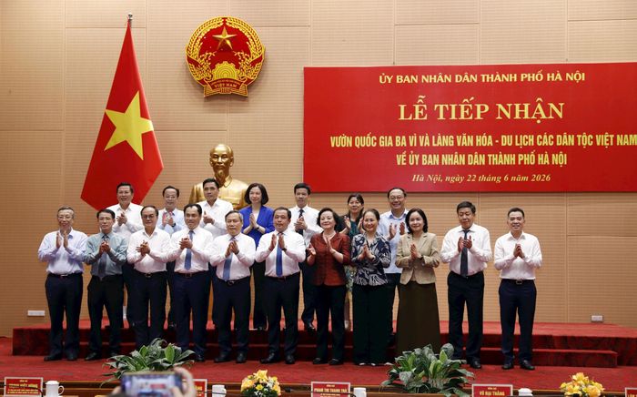 Phó Thủ tướng Phạm Thị Thanh Trà cùng các đại biểu chụp ảnh lưu niệm tại Lễ tiếp nhận.