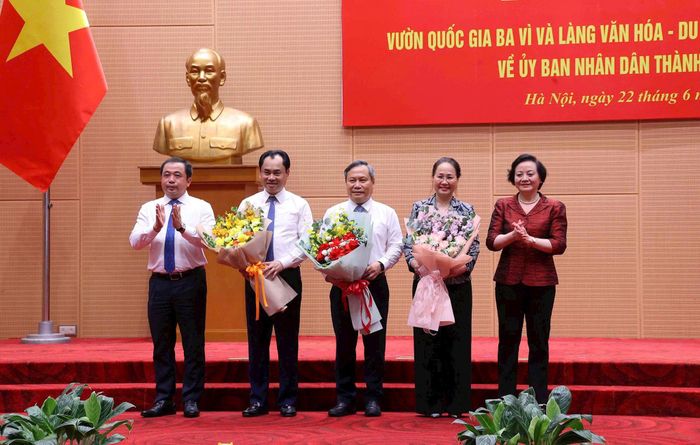 Bí thư Trung ương Đảng, Phó Thủ tướng Chính phủ Phạm Thị Thanh Trà tặng hoa chúc mừng các đơn vị.