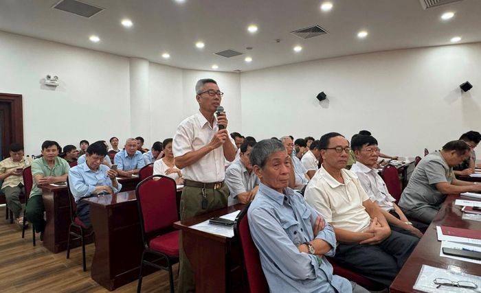 Các cử tri phát biểu ý kiến tại kỳ họp. Ảnh: Vân Nhi
