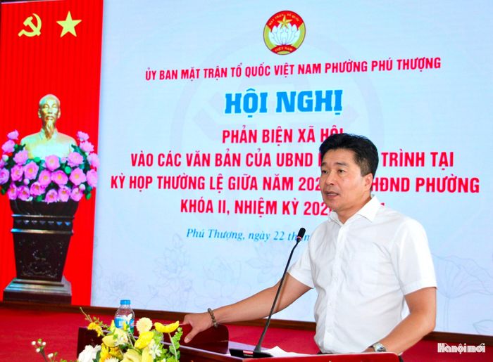 Ông Võ Thanh Tùng, Phó Chủ tịch UBND phường Phú Thượng tiếp thu các ý kiến và làm rõ những nội dung mà đại biểu quan tâm. Ảnh: Cao Kỳ