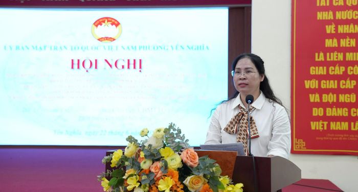 Chủ tịch Ủy ban MTTQ Việt Nam phường Yên Nghĩa Lương Huệ Minh phát biểu kết luận tại hội nghị. Ảnh: PT