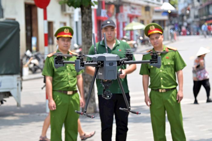 Công an thành phố Hà Nội xử dụng thiết bị bay không người lái (UAV) giám sát vi phạm từ trên không. Ảnh: Khánh Huy